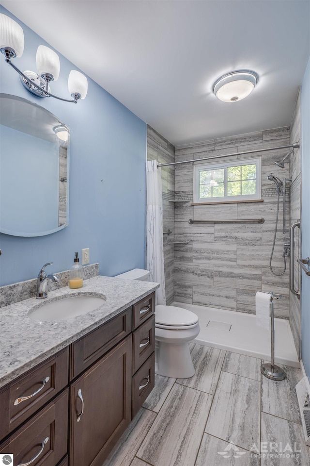 bathroom with a shower with curtain, vanity, and toilet