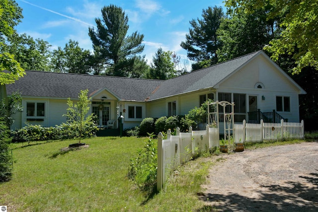 single story home with a front lawn