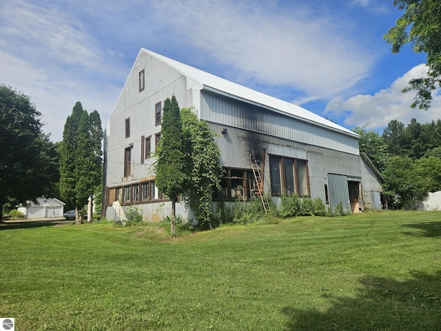 back of house featuring a lawn