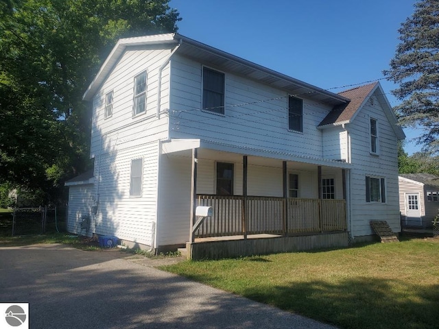 view of front of property featuring covered porch and a front yard