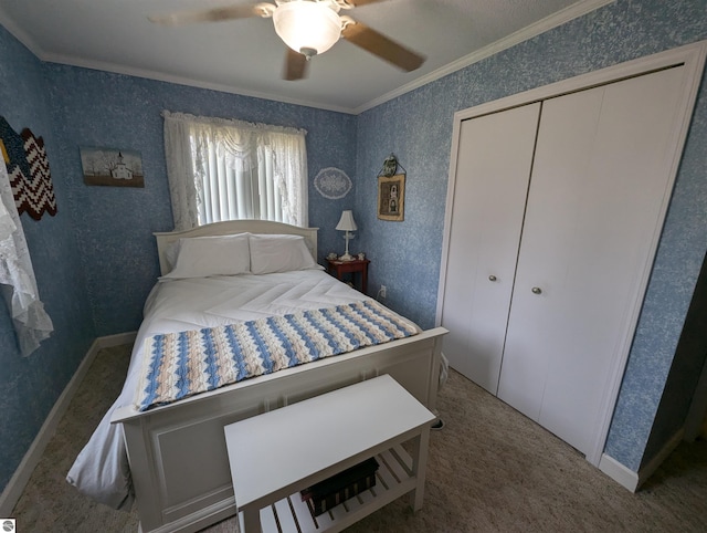 bedroom with carpet flooring, ornamental molding, a closet, and ceiling fan