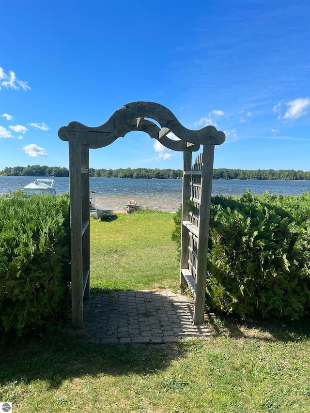 view of yard featuring a water view