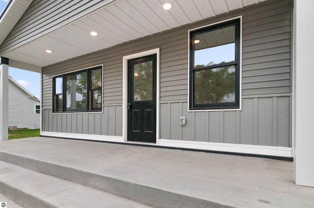 doorway to property with covered porch