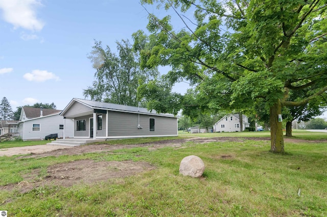 view of front facade featuring a porch and a front lawn