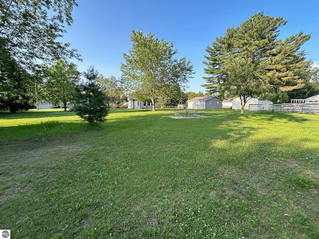 view of yard with an outbuilding