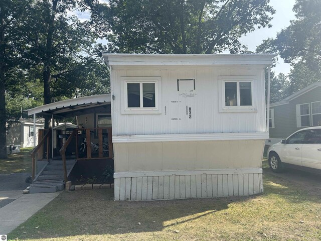 manufactured / mobile home with a front lawn