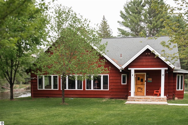 view of front facade featuring a front yard