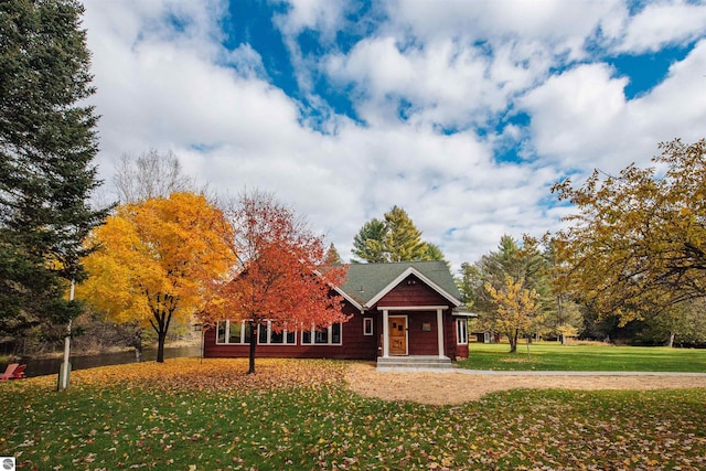 view of front facade with a front lawn