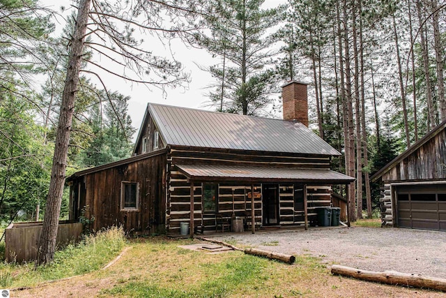 view of front facade featuring an outdoor structure