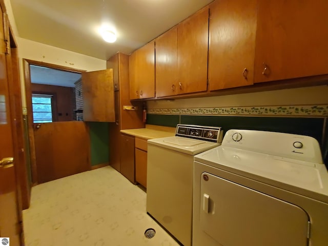 laundry room with cabinets and independent washer and dryer