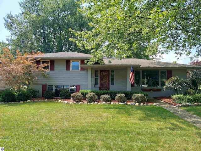 tri-level home featuring a front lawn