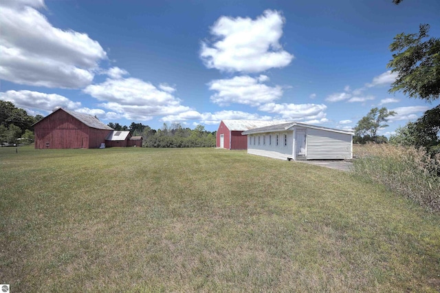 view of yard with an outbuilding