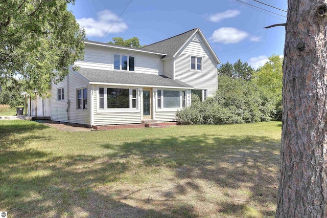 front facade featuring a front yard