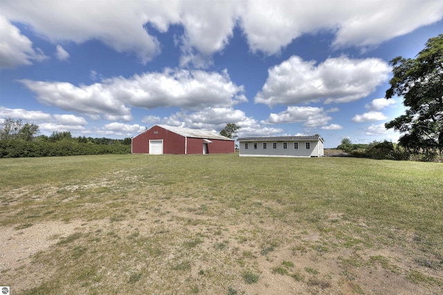 view of yard with an outbuilding