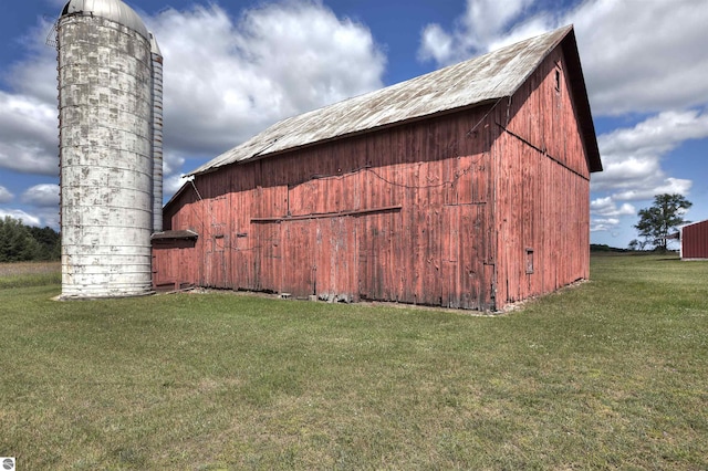 view of outbuilding featuring a lawn