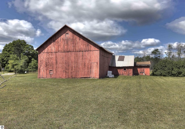 view of outdoor structure featuring a yard