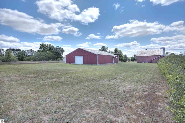 view of yard featuring an outdoor structure