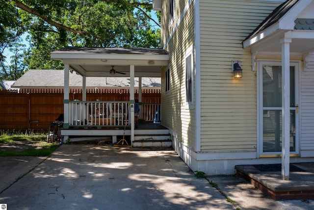 exterior space with a patio, covered porch, and ceiling fan