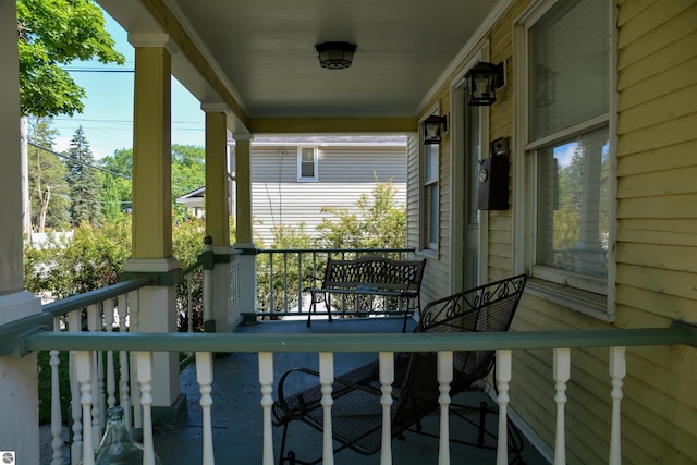 balcony featuring covered porch