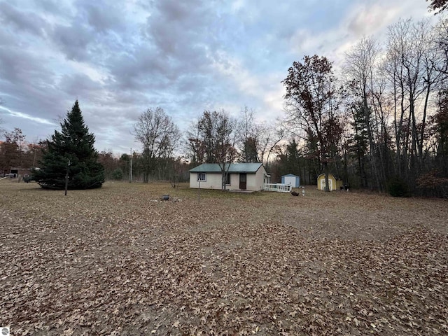 view of yard with a shed