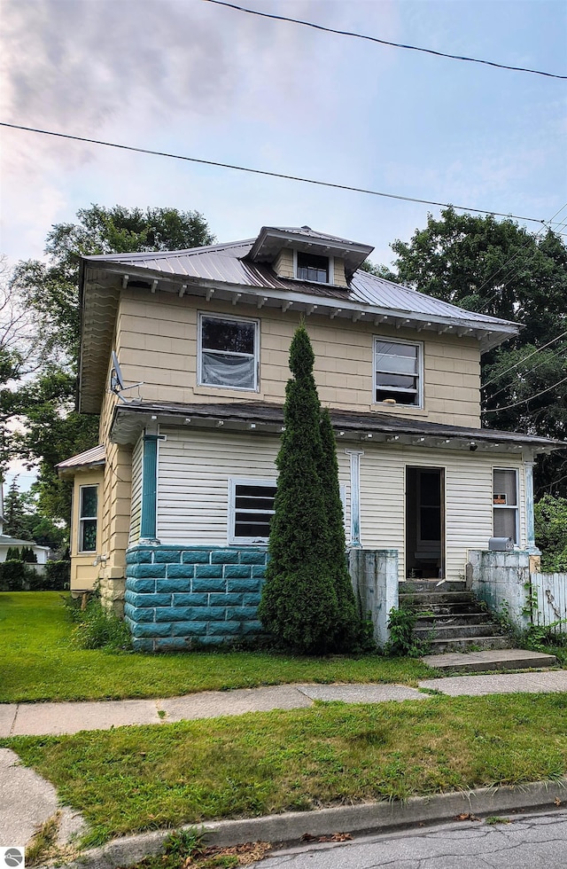 view of front of property featuring a front lawn