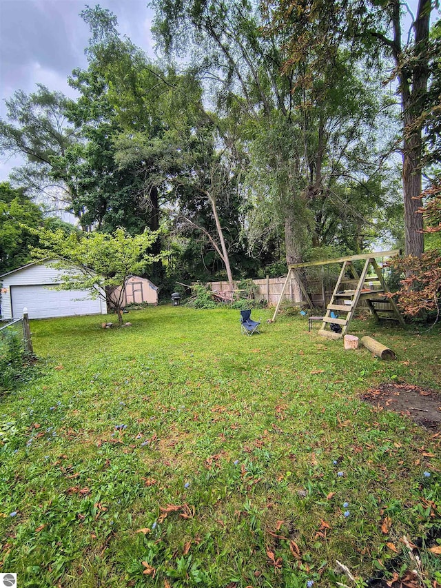 view of yard featuring a storage shed