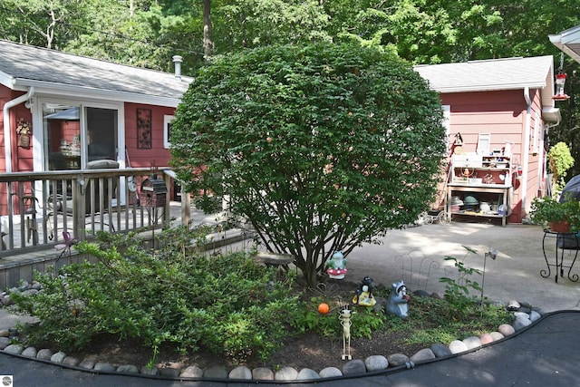 view of front of property featuring a patio