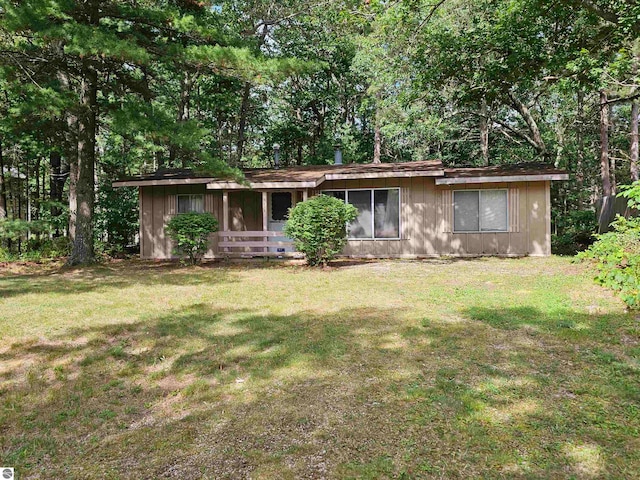 ranch-style house featuring a front lawn