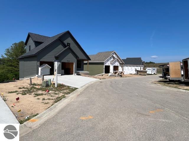 view of front facade featuring a garage and driveway