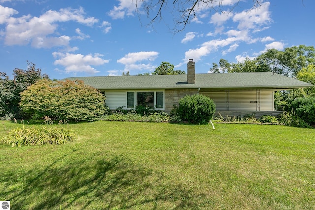 view of front facade with a front lawn