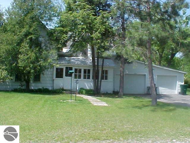 view of front facade featuring a front yard