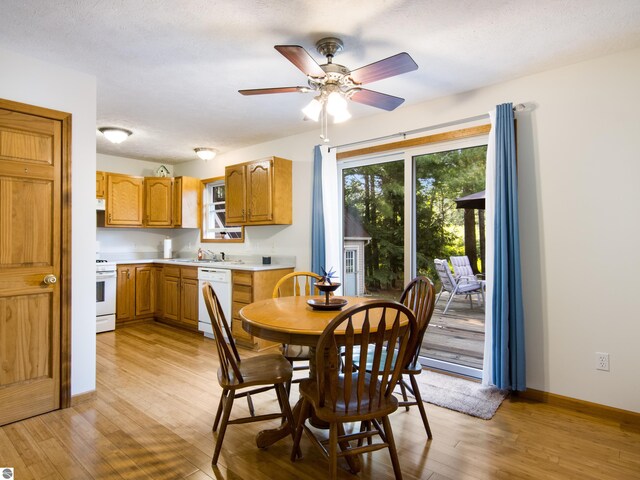 dining space featuring ceiling fan, a textured ceiling, and light hardwood / wood-style floors