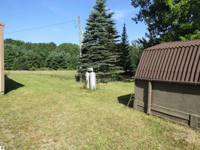 view of yard with a view of trees