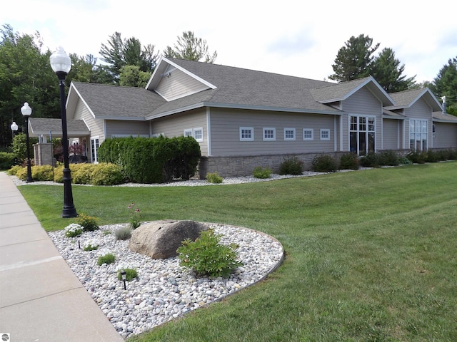 view of front of property featuring a front lawn