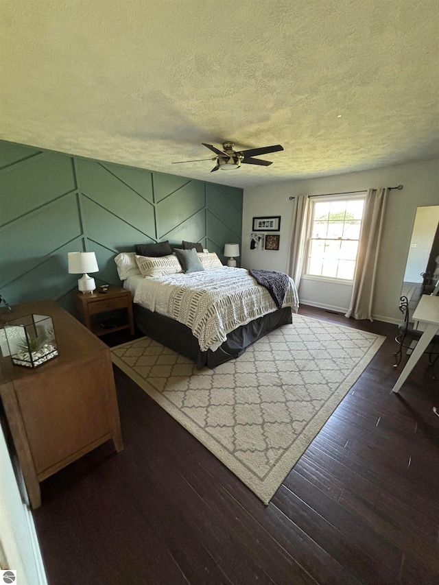 bedroom featuring a textured ceiling, ceiling fan, and hardwood / wood-style floors