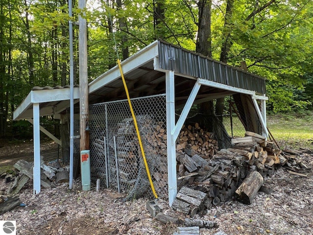 view of outdoor structure with an outbuilding