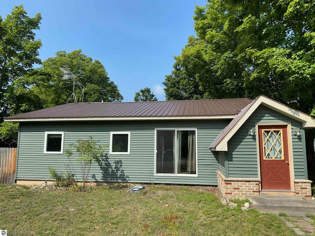 back of house featuring a yard