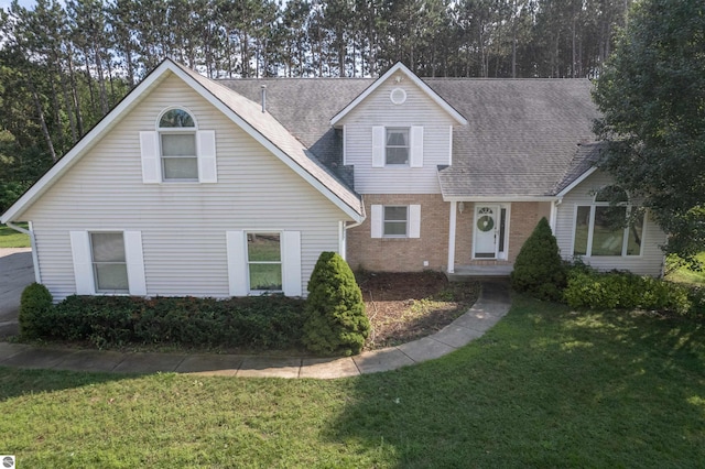 view of front facade with a front lawn