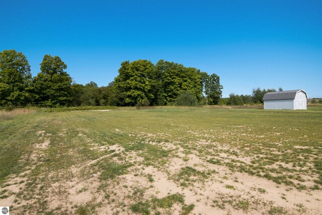 view of yard with a rural view