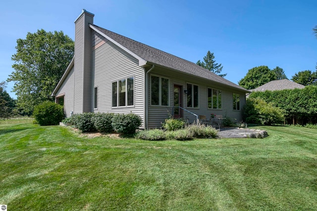 view of front of property featuring a patio and a front yard