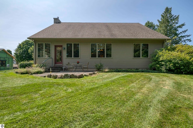 view of front of property featuring a front yard and a patio area