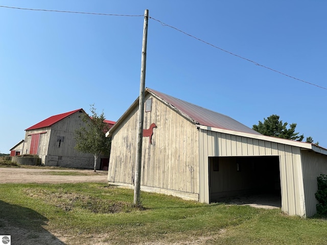 view of barn featuring a lawn