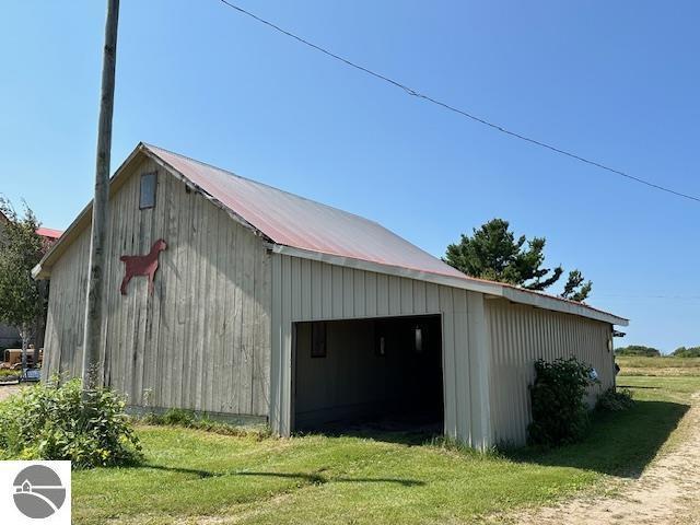 view of outdoor structure with an outdoor structure