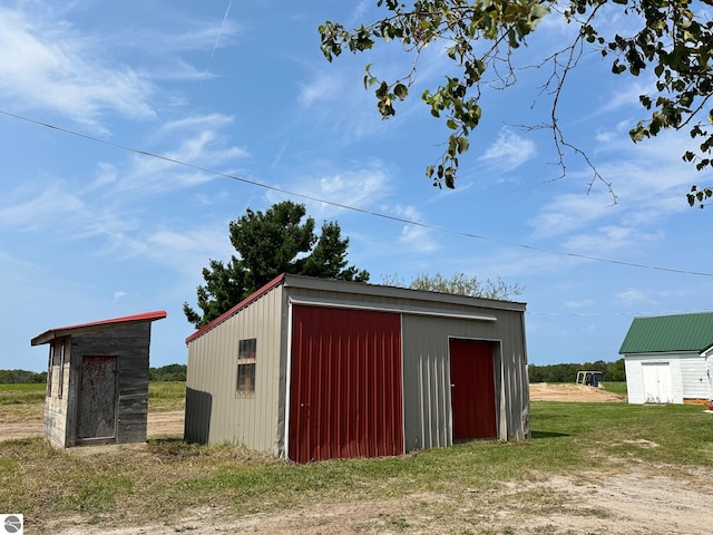 view of pole building featuring a lawn