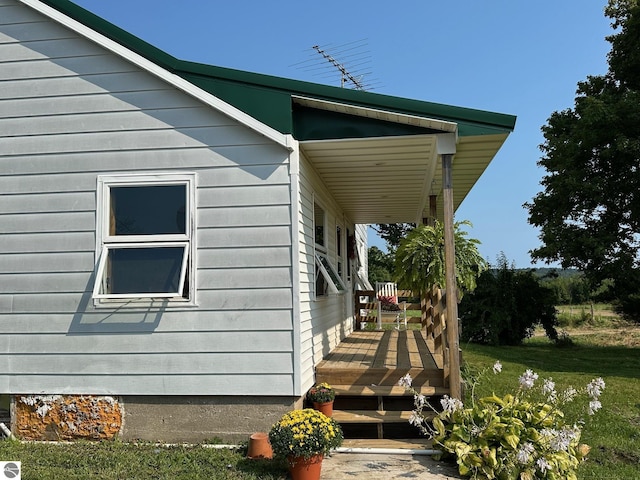 view of side of property with a lawn