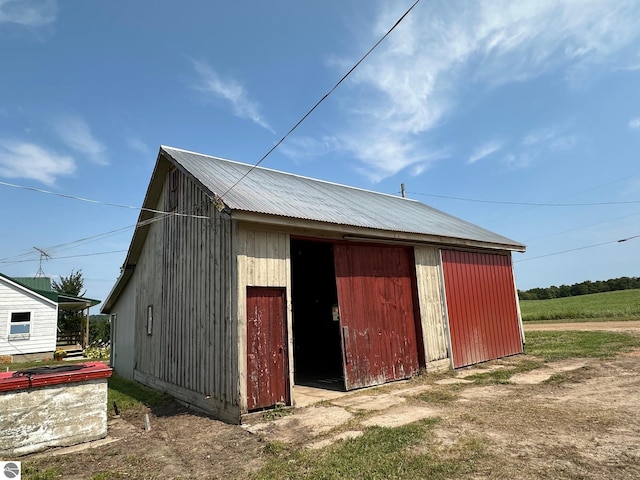 view of outdoor structure with an outbuilding