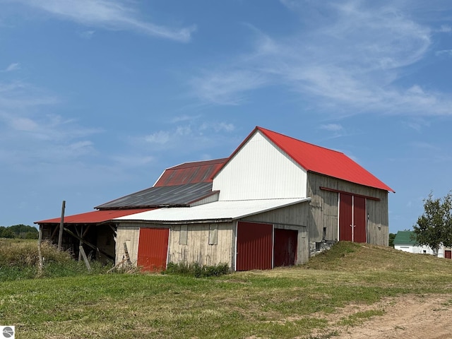 view of barn with a yard