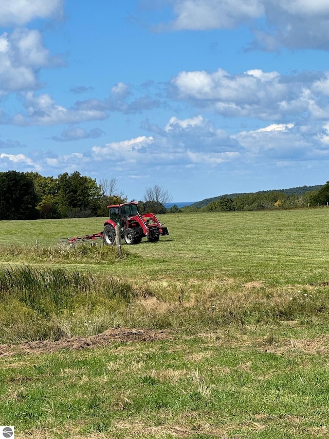 view of yard featuring a rural view