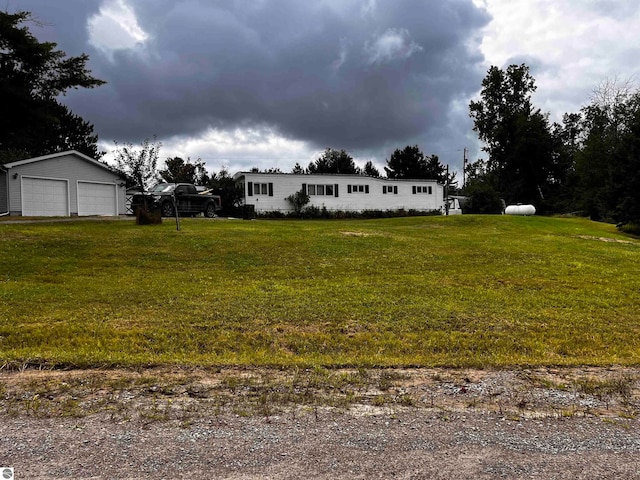 view of yard with an outbuilding and a garage