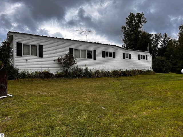 view of front of property featuring a front lawn